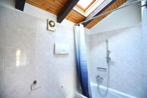 ein Bad mit einer Dusche und einer Glastür in der Unterkunft Comodo Bilocale MXP-RHO/LIUC - Casa Deutzia in Castellanza