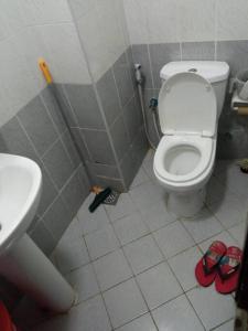 a bathroom with a toilet and a sink at Lovely 2Bhk Family Apartment in Ajman in Al Ḩamīdīyah