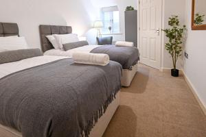En eller flere senge i et værelse på Homely, Spacious Flat w/ Balcony & Fast Wi-Fi