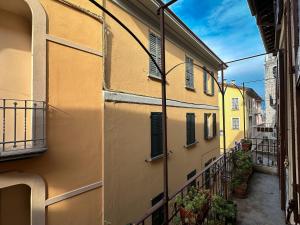 an alley in a city with yellow buildings at Ca Belverz center town apartment in Bellagio