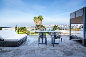 eine Terrasse mit einem Tisch und Stühlen sowie Stadtblick in der Unterkunft Casa da Barra in Vila Nova de Gaia