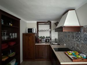 una cucina con un lavello e un piano di lavoro di Dimora Romantica apartment a Bellagio
