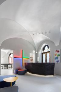 - un salon avec une table et des chaises dans l'établissement Babila Hostel & Bistrot, à Milan