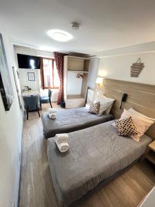Postel nebo postele na pokoji v ubytování Hôtel Du Cheval Blanc Barcelonnette