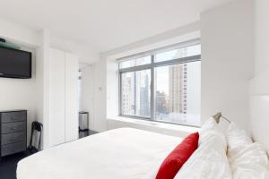 Una cama o camas en una habitación de Blueground Tribeca roof deck nr WTC NYC-1377