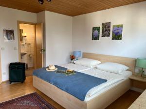 ein Schlafzimmer mit einem großen Bett mit Hut darauf in der Unterkunft Hotel Pension Heidi in Dobel