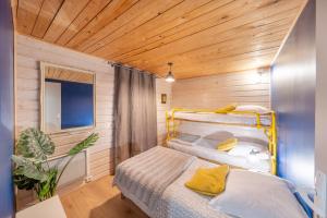 deux lits dans une chambre avec un plafond en bois dans l'établissement Apartment with Garden & terrasse very quiet, à Thonon-les-Bains