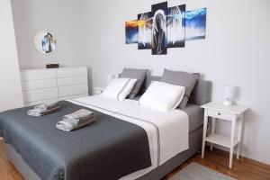 ラブにあるApartments Frankićのベッドルーム1室(靴2本付)