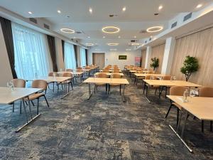 uma grande sala com mesas e cadeiras em Radsor Hotel em Rîşnov