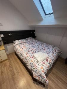 uma cama num quarto com uma colcha e uma janela em OYO Queens Quarter em Belfast