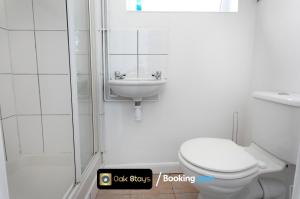 Baðherbergi á 87 Allesley Old Road By Oak Stays Short Lets & Serviced Accommodation Leicester Coventry With Free Parking