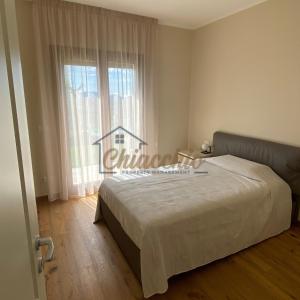 - une chambre avec un lit en face d'une fenêtre dans l'établissement Villa La Macchia, à Collepardo