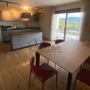 - une cuisine et une salle à manger avec une table et des chaises dans l'établissement Villa La Macchia, à Collepardo