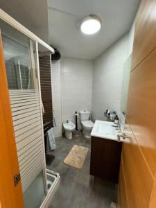 ein Bad mit einem WC und einem Waschbecken in der Unterkunft Acogedor apartamento en Málaga in Málaga