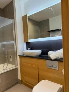 La salle de bains est pourvue d'un lavabo, de toilettes et d'une douche. dans l'établissement Stunning 2-Bed Apartment in Dartford, à Dartford