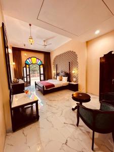 une grande chambre avec un lit et une chambre avec un arc-en-ciel dans l'établissement BR Resort & Club, à Bhonrāsa