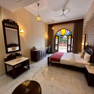- une chambre avec un grand lit et un vitrail dans l'établissement BR Resort & Club, à Bhonrāsa