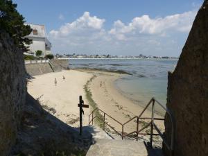 Blick auf einen Strand mit Menschen auf dem Sand in der Unterkunft Jolie petite maison proche mer in Le Pouliguen + 13 Fotos