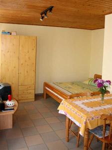 een slaapkamer met een bed, een tafel en een kast bij kleines Ferienhaus am idyllischen Tüzer See 