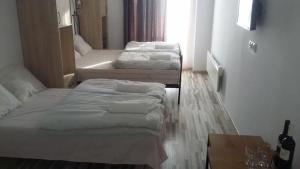 Gudauri loft Apartments #417 في Kʼumlistsʼikhe: غرفة بسريرين وطاولة