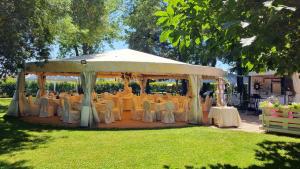 un cenador preparado para una boda en un parque en HOTEL AI TIGLI, en Langhirano