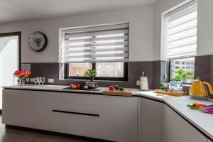 Kuchyň nebo kuchyňský kout v ubytování Exceptional Sunlit Apart Marsaskala Bay - Happy Rentals