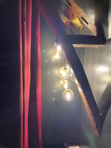 - un ensemble de lumières dans une chambre avec rideaux dans l'établissement Insolite Escapade avec Spa privatif, à Pacy-sur-Eure