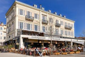 a group of people sitting outside of a building at IMMOGROOM - Apparements luxueux - 2min du Palais - Vue mer - Clim in Cannes