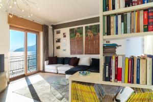 a living room with a couch and books at Salerno e Costiera Amalfitana al Top in Salerno