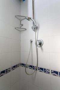 eine Dusche mit Duschkopf im Bad in der Unterkunft Trilocale con terrazzo a 100 metri dal mare, Marcelli - M025 in Marcelli