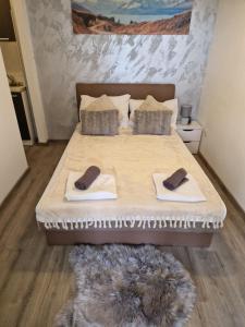 um quarto com uma cama com duas toalhas em Apartments Vukman em Trogir