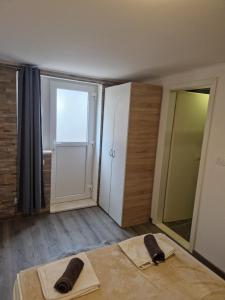 Habitación con cama, armario y espejo. en Apartments Vukman, en Trogir