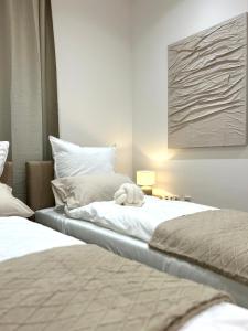 1 Schlafzimmer mit 2 Betten in der Unterkunft Designer City Apartment in Top Lage für 6 Gäste in Karlsruhe