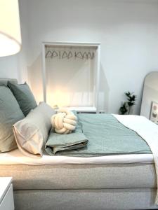 a bed with a stuffed animal on top of it at Designer City Apartment in Top Lage für 6 Gäste in Karlsruhe