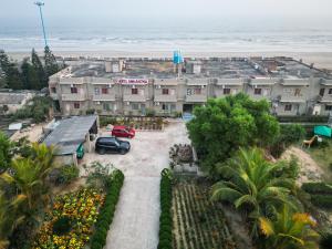 una vista aerea di un hotel con l'oceano sullo sfondo di Hotel Nilkantha a Mandarmoni