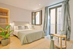バルセロナにあるCitytrip Palau de la Músicaのベッドルーム1室(ベッド1台、大きな窓付)
