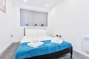 um quarto com uma cama com duas toalhas em Stylish 1 Bed Apartment in Wolverhampton em Wolverhampton