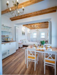 ブラショヴにあるFernweh Haus Brasovのテーブルと椅子のあるキッチンとリビングルーム