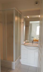 a bathroom with a sink and a mirror at Lagrange Vacances - Villa d'Este in Arcachon