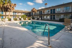 a swimming pool in front of a hotel at Motel 6-Ft. Pierce, FL in Fort Pierce