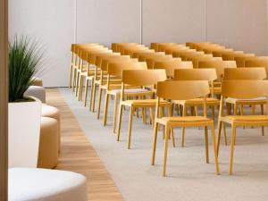 uma fila de cadeiras alinhadas num quarto em Novotel Narbonne Sud A9/A61 em Narbona