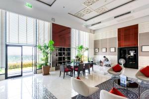 Posezení v ubytování Luxury 31st Top Floor Condo with Swimming Pool