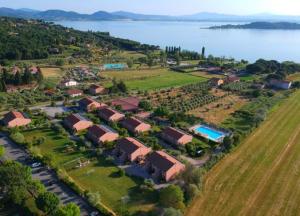 una vista aerea di un resort vicino all'acqua di Hotel Le Tre Isole a Magione