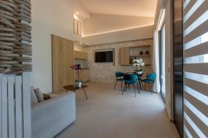 ein Wohnzimmer mit einem Tisch und Stühlen in der Unterkunft Borgo Giallonardo Wine Relais in Realmonte