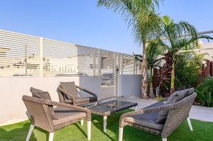 a patio with a table and chairs and a fence at וילת אורית בגלבוע 