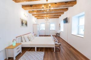 ein Schlafzimmer mit einem großen Bett und Holzdecken in der Unterkunft Fernweh Haus Brasov in Braşov