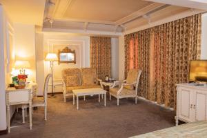 ein Wohnzimmer mit Stühlen, einer Couch und einem Fernseher in der Unterkunft Anemon Koleksiyon Galata Otel in Istanbul