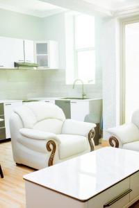 - un salon blanc avec des chaises blanches et une table dans l'établissement Stay Apartment, à Kigali