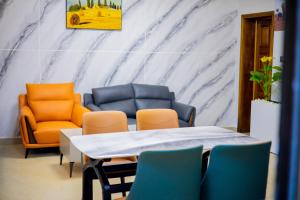 - une salle à manger avec une table et des chaises dans l'établissement Stay Apartment, à Kigali