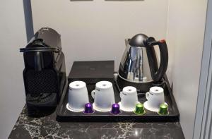 a blender sitting on top of a counter at DoubleTree by Hilton Swindon Hotel in Swindon